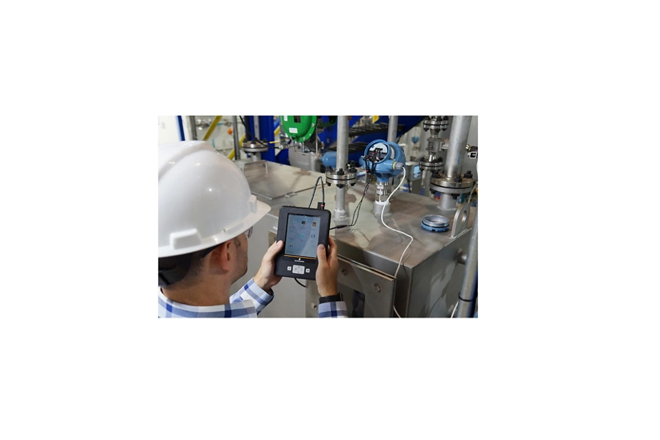 レーダーレベル計を設定できる新しいモバイルアプリは、正確なタンク測定を安全に維持することを支援します