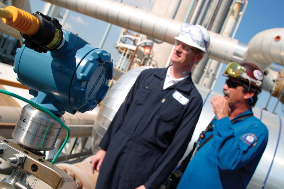 ガラスプラントはエンジニアリングコストを削減し、Rosemount マルチバリアブル流量計によりファーネス制御を改善