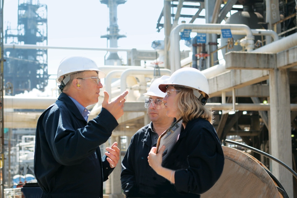 配管や設備の損傷を管理しながら 、生産制限を押し上げることで 、製油所が収益を向上