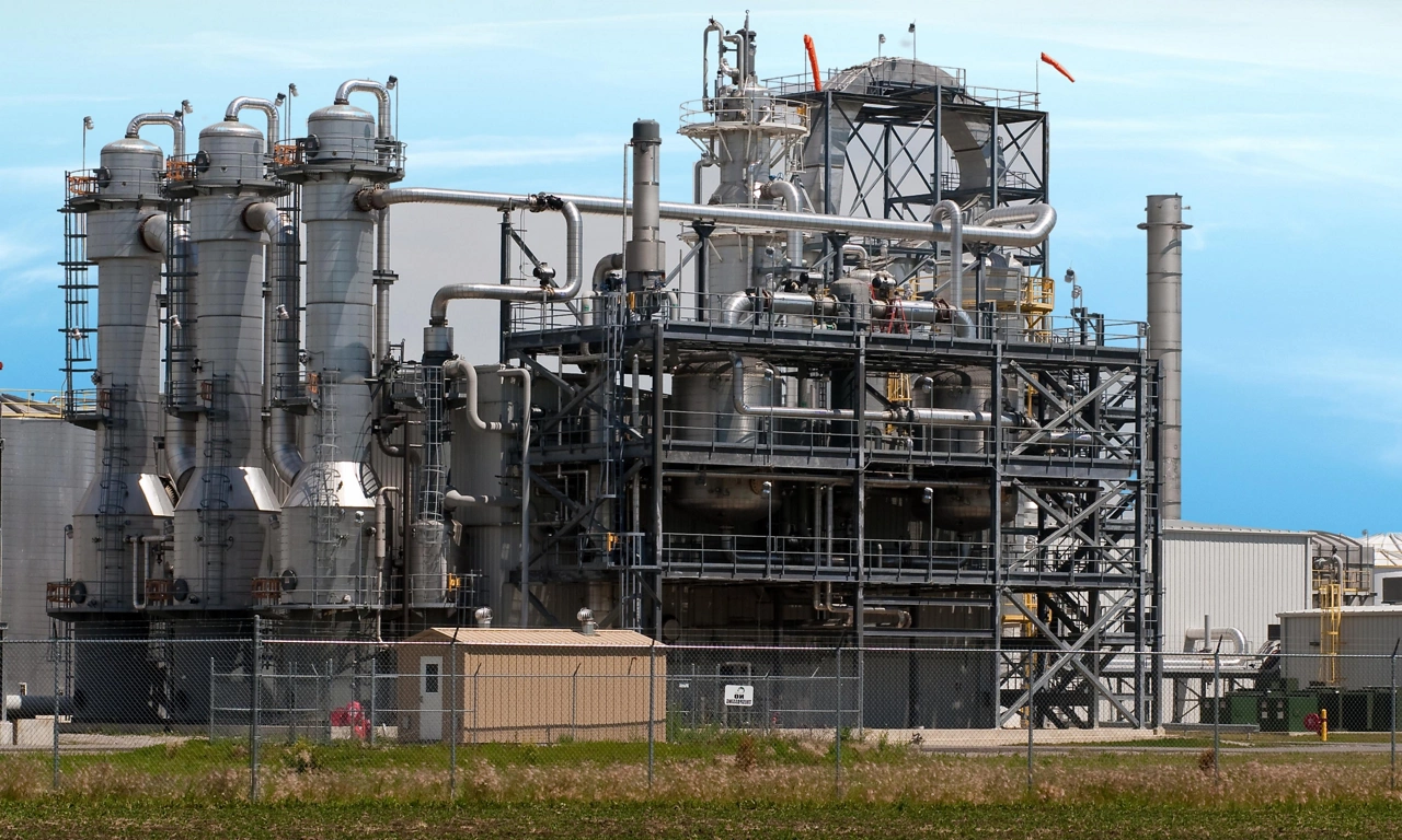 CCSfacilities capture carbon dioxide emissions from industrial processes and power plants,then store it underground to prevent it from entering the atmosphere,helping to reduce greenhouse gas emission