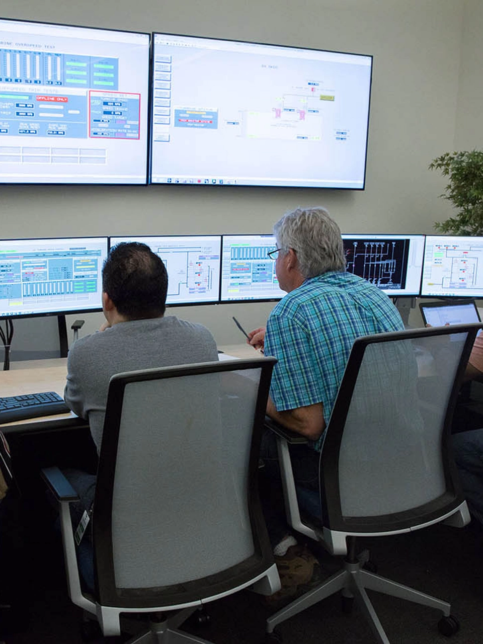 Clients using Emerson products and software run tests on their new equipment in the learning center at Emerson.

Company visit to Emerson Automation Solutions division in Pittsburgh, PA.
