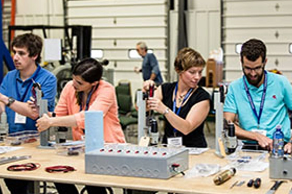 工場、オンサイト、およびバーチャルトレーニング