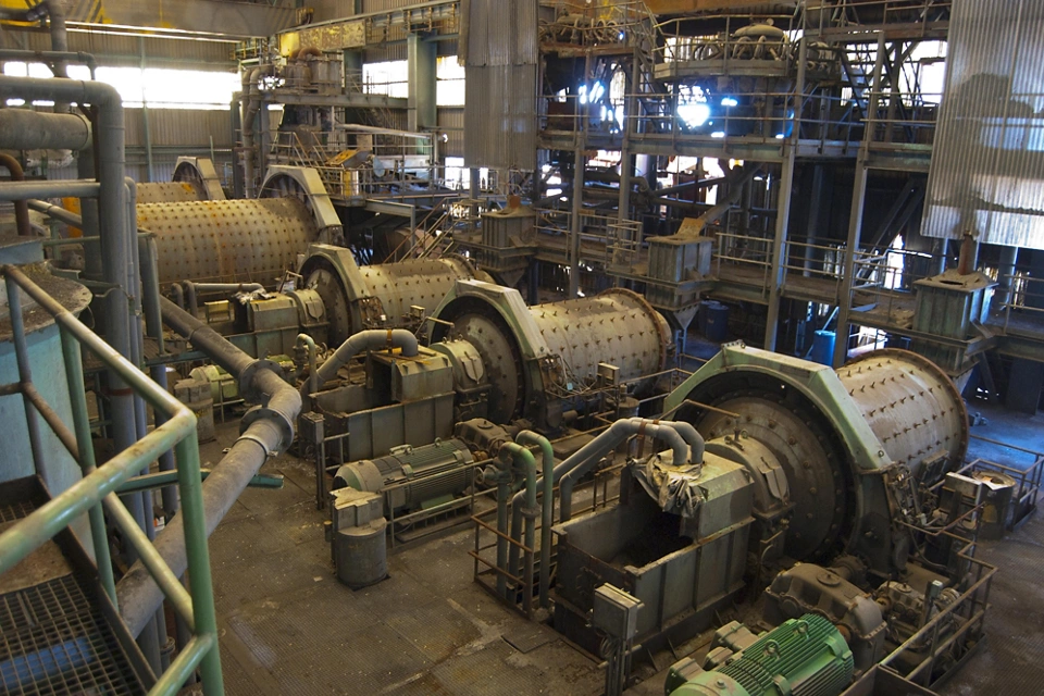 鉱業および金属工業