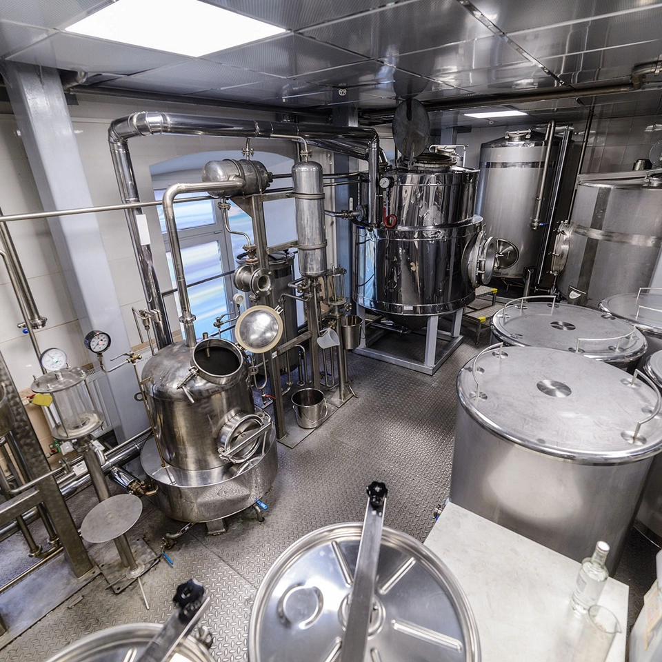 Equipment for the distillation of alcohol. Preparation workshop for pure alcohols.