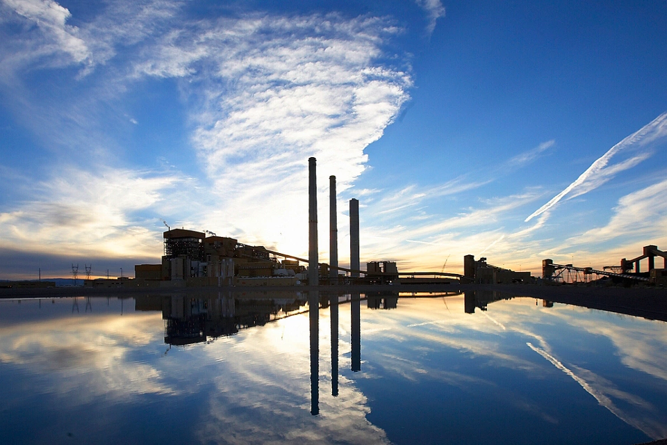 コジェネレーション発電所がエネルギー使用量とメンテナンス費用を削減