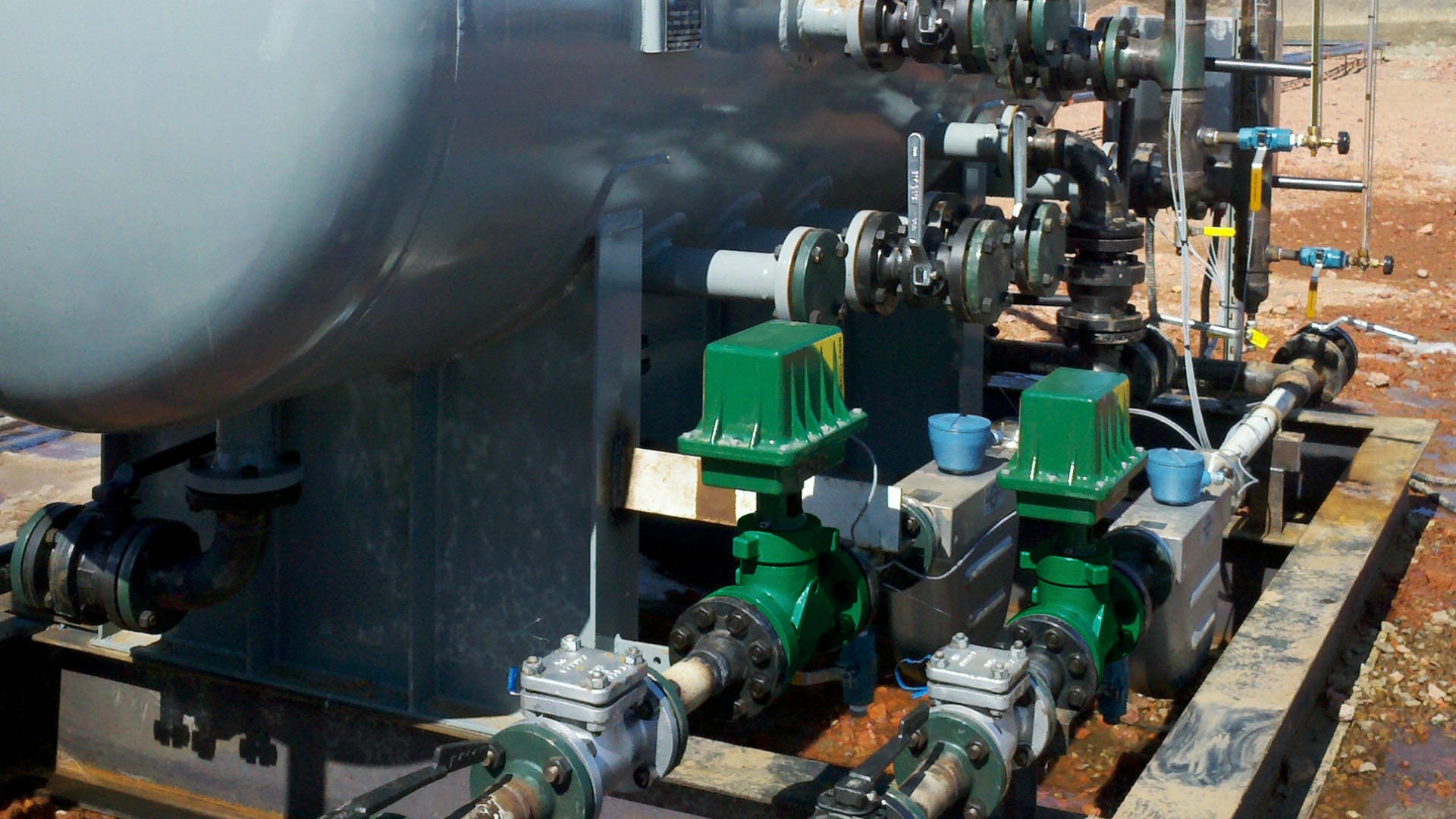 Separator with Fisher easy-Drive actuators