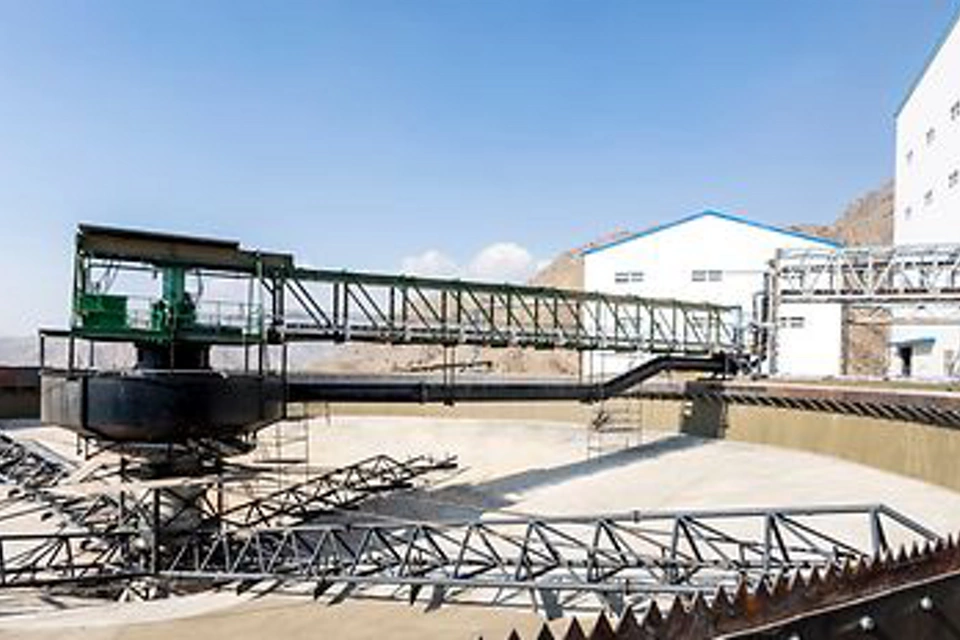 高濃縮シックナーの最適化で水の回収率と廃石池の使用可能期間を最大限に拡大