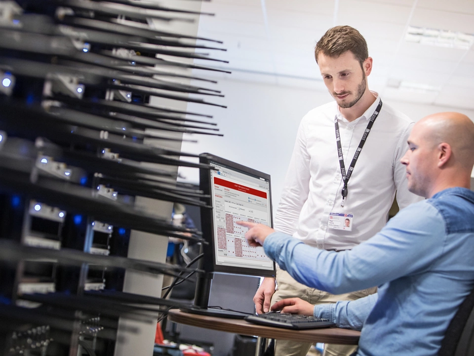 Engineers testing 5G wireless communication system using NI software-defined radio equipment and NI LabVIEW software.