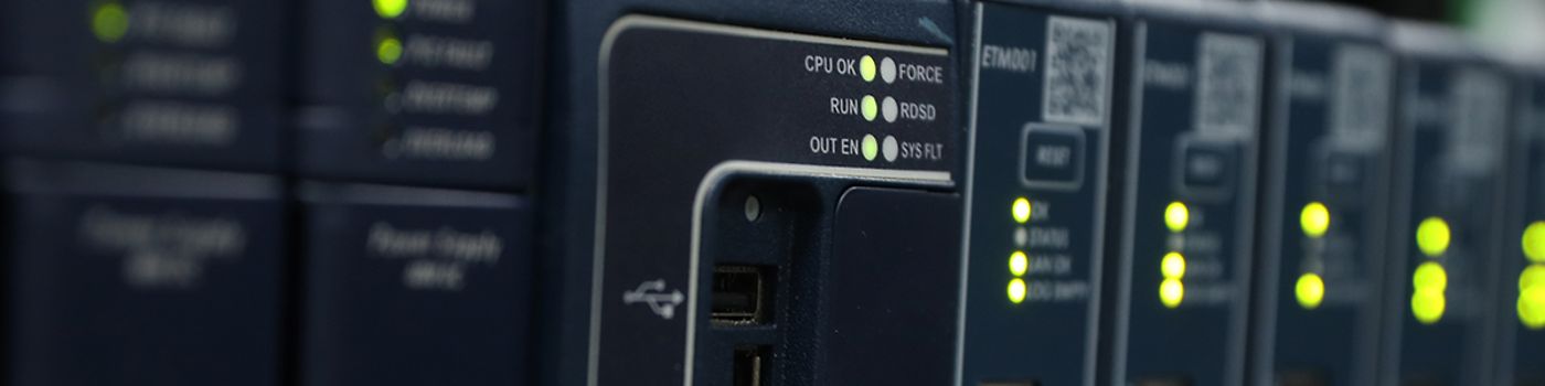 エマソンの PACSystems は、お客様のマシンを効率的かつ安全に制御するための信頼できるコンパクトなセキュアソリューションを提供します。 