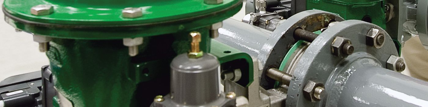 テストラボで Fisher のバルブを使用するエンジニア